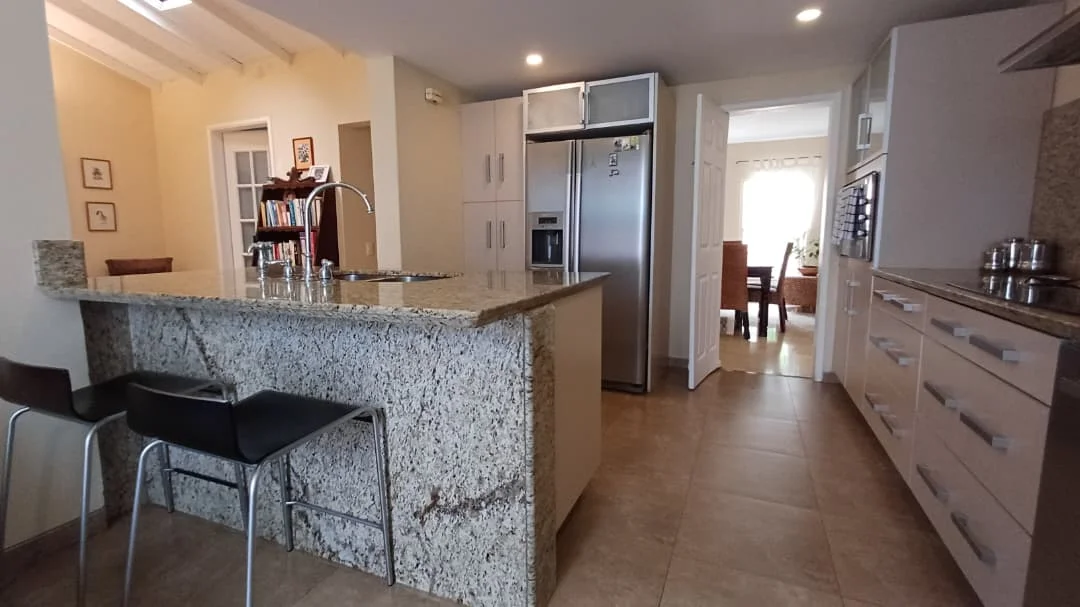 Foto 3 de Exclusiva Residencia de Lujo con Jardín Privado – 350 m² en Playa El Ángel