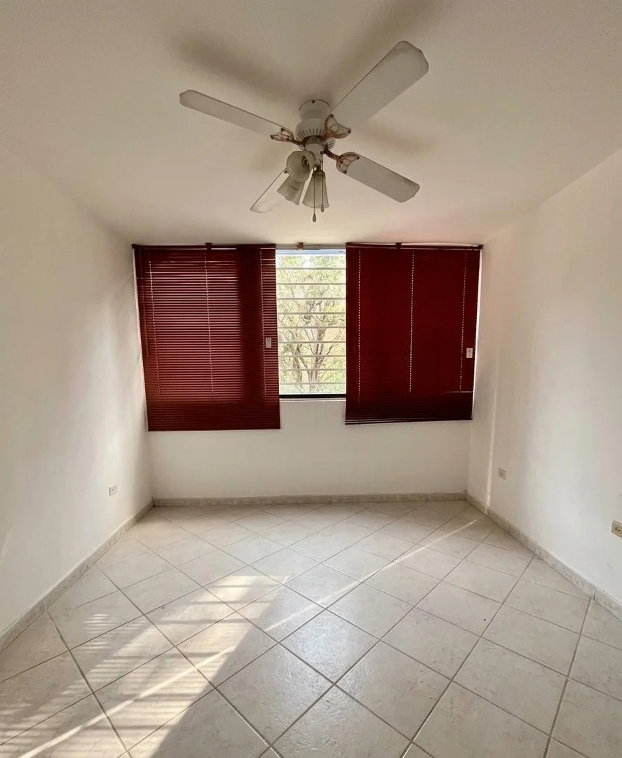 Foto 4 de Apartamento en La Llanada del Edo. La Guaira de 60m2, 1 Habitación con baño, baño de visitas, estudio convertible, 1 puesto de est, piscina